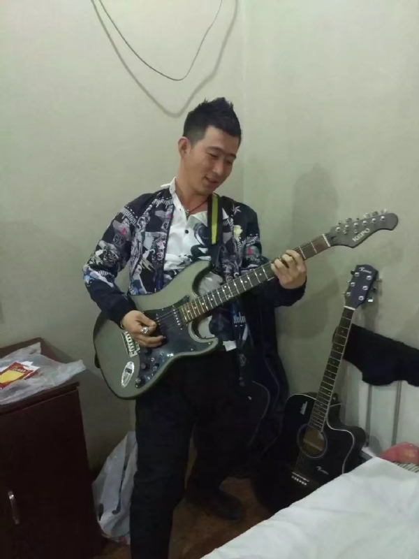 小吉他的第一张照片--宜昌相亲服务中心