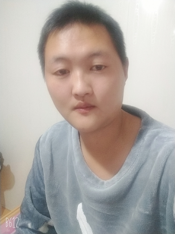 烟圈里透着伤的第二张照片--宜昌相亲服务中心