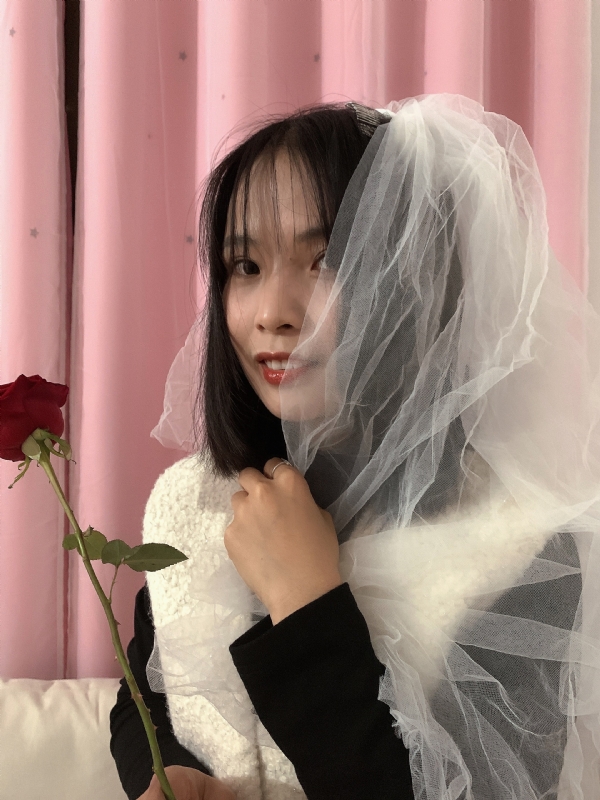 持紫菜包饭的女孩的第一张照片--宜昌相亲服务中心