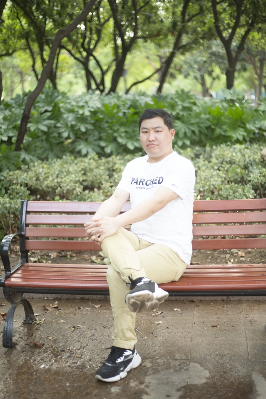 抱着鱼睡觉的猫的第一张照片--宜昌相亲服务中心